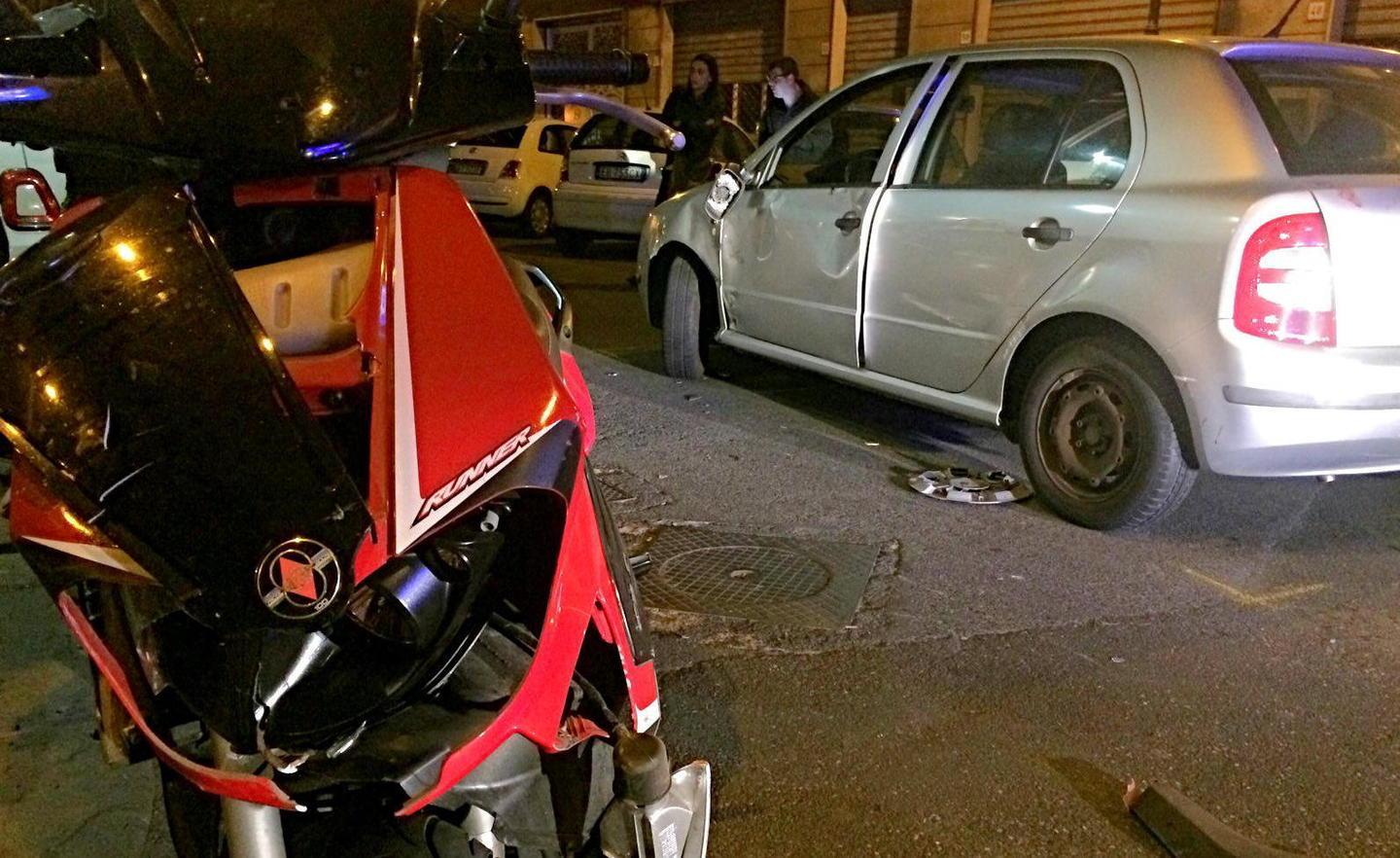 Un sedicenne in scooter gravissimo nello scontro  