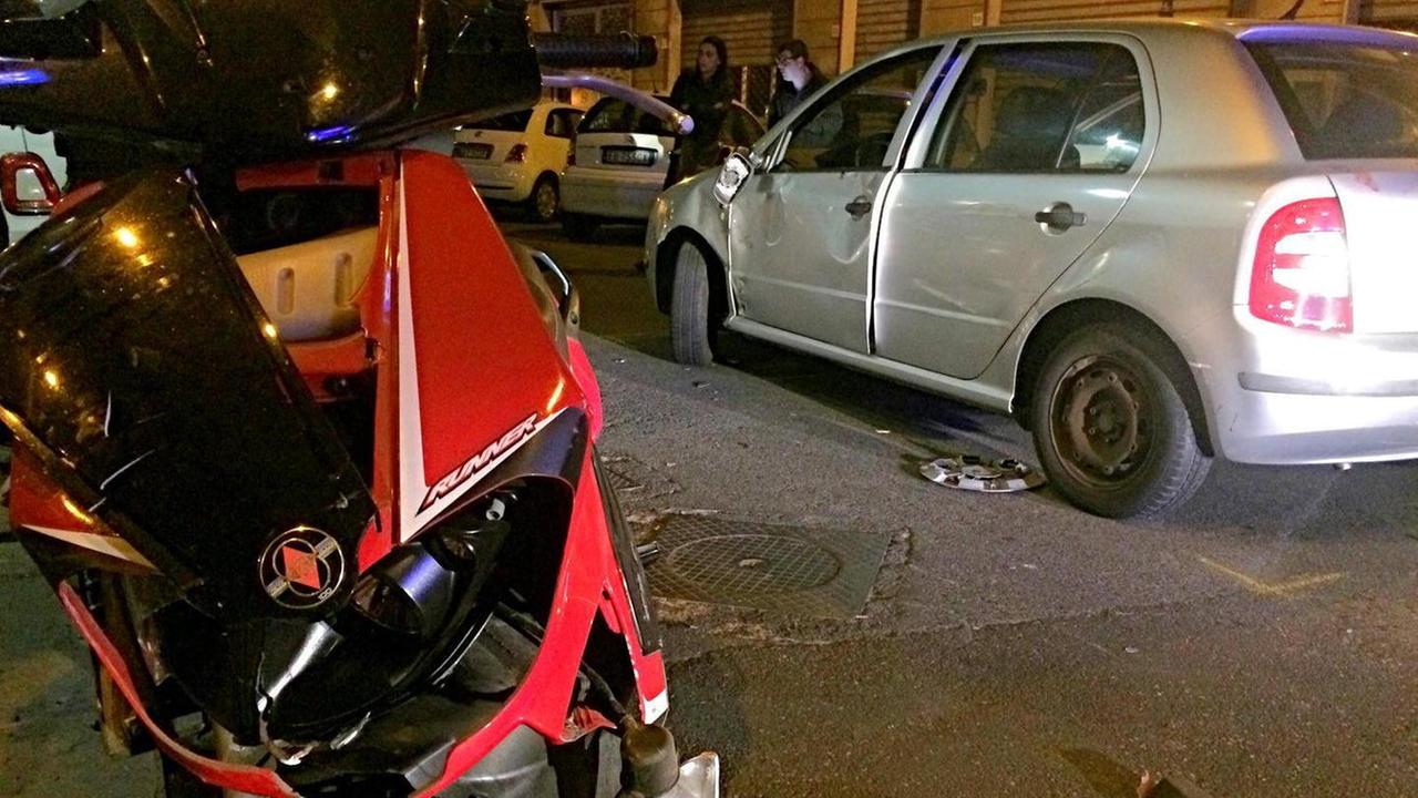 Un sedicenne in scooter gravissimo nello scontro