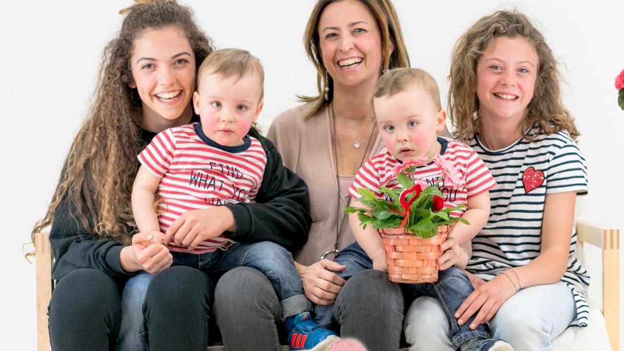 Festa della mamma con fiori, foto e musica
