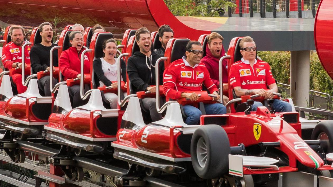 Raikkonen prova l’adrenalina del parco Ferrari Land