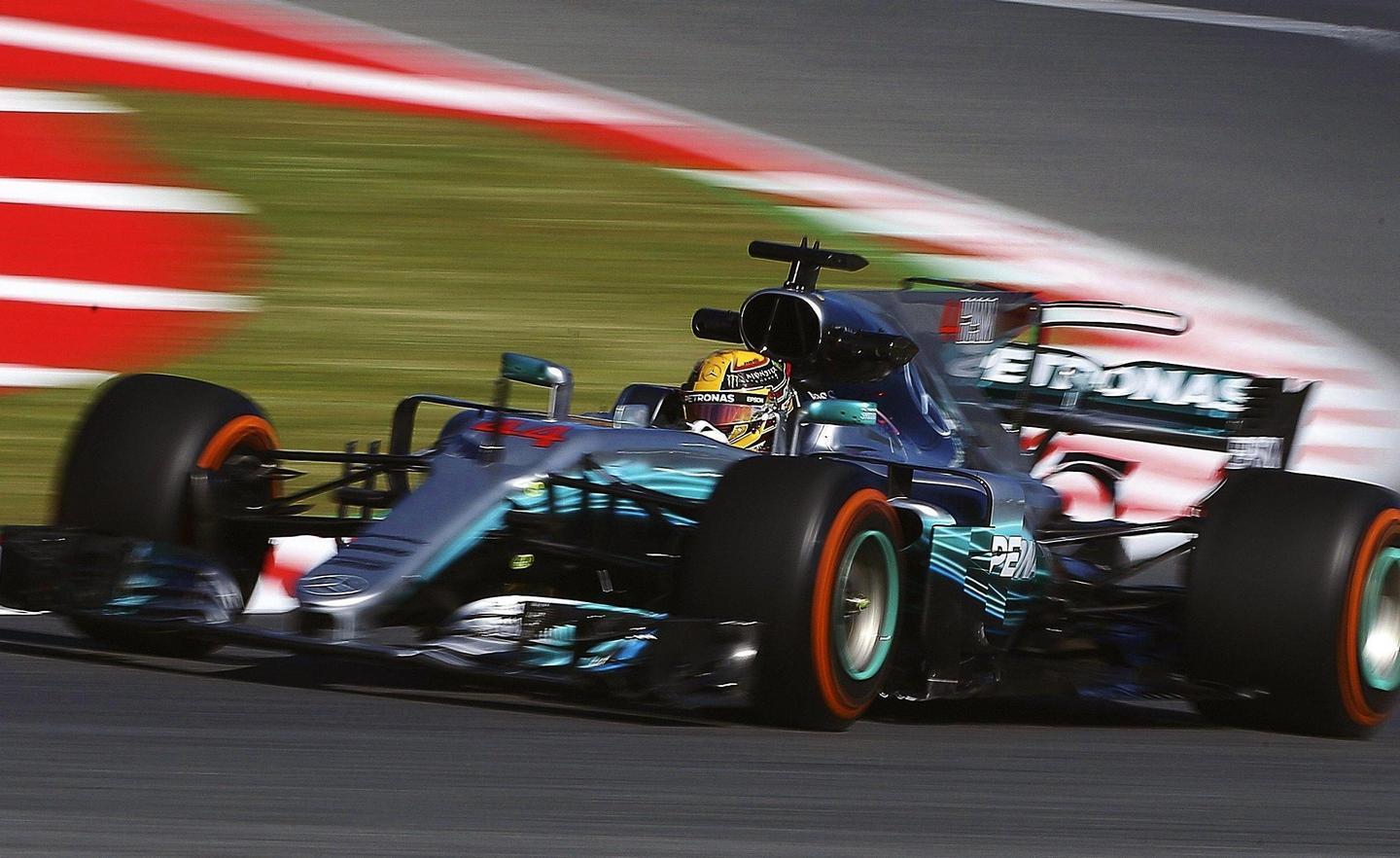 F1, Mercedes spaziali nelle libere in Spagna
