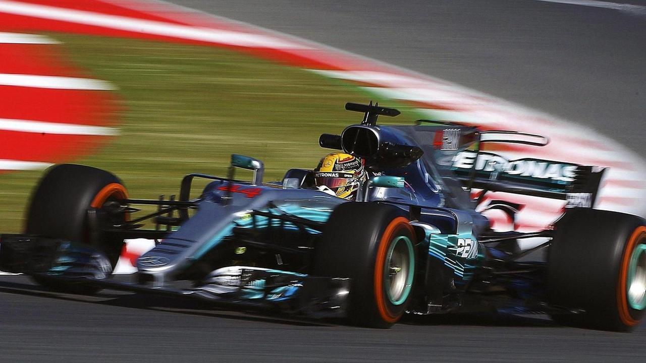 F1, Mercedes spaziali nelle libere in Spagna