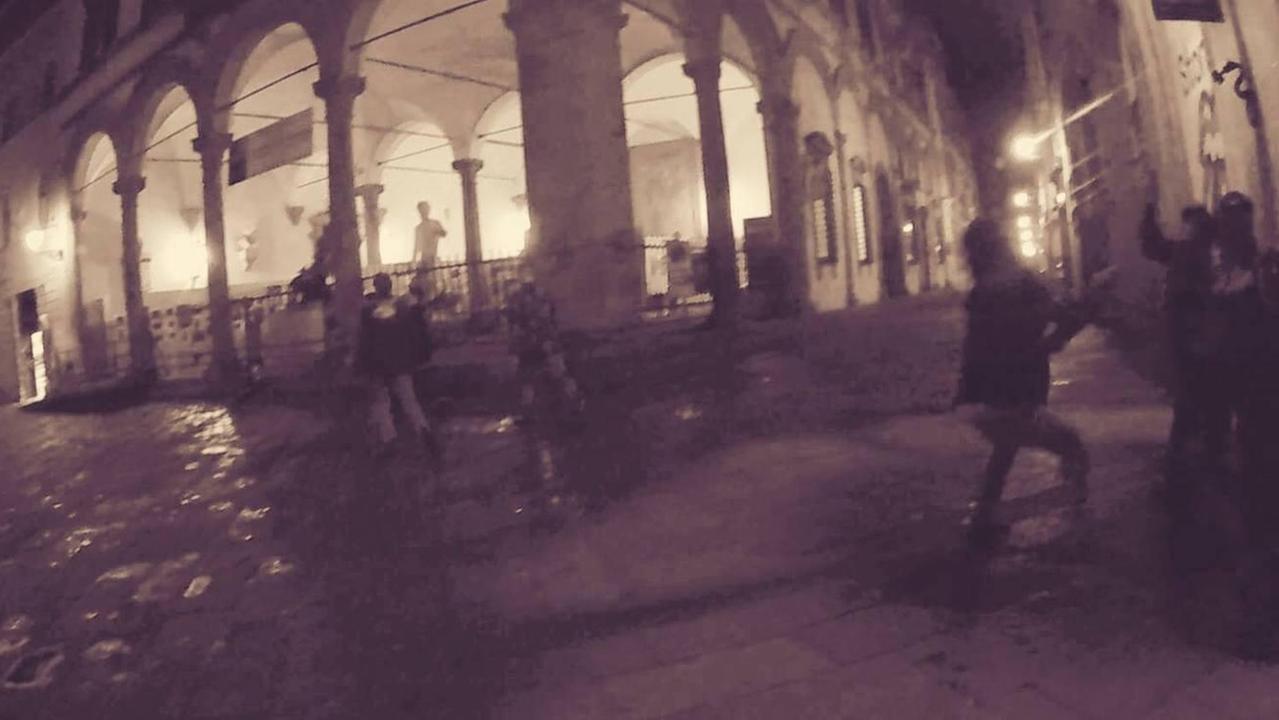 Pugni e calci, San Michele come il Bronx - Video
