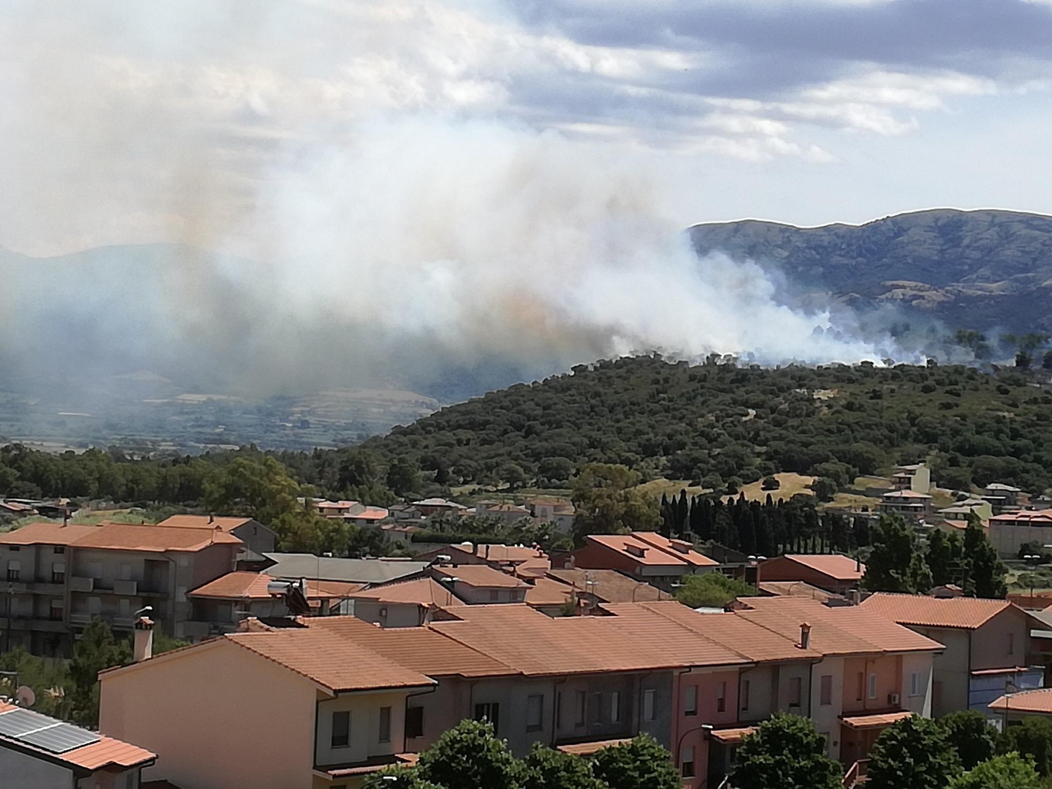 L'incendio vicino all'abitato di Guspini (foto Luciano Onnis)