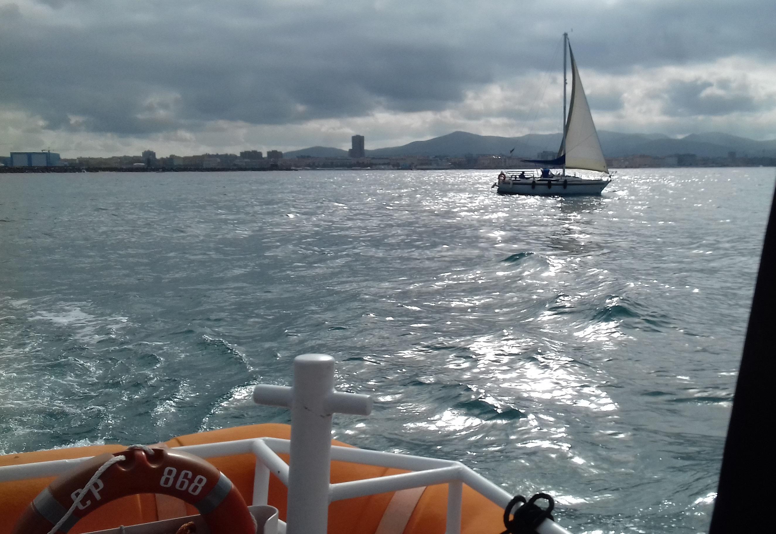 Barca a vela in avaria rischia di finire sugli scogli
