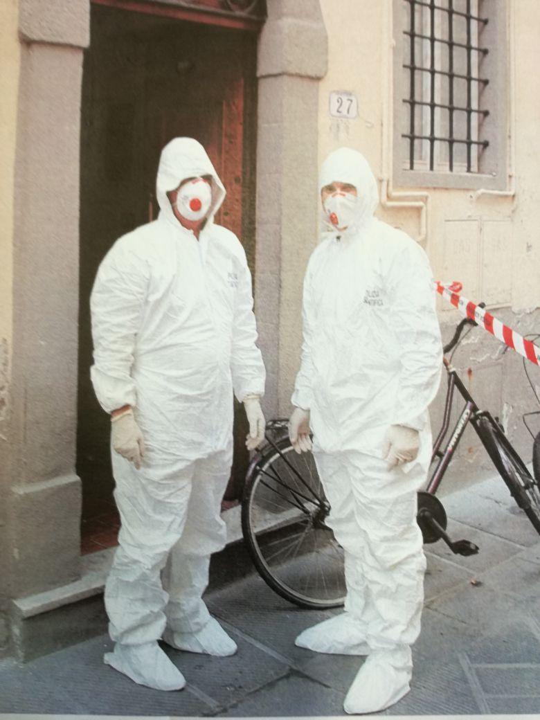 La polizia che entra nell'appartamento in via Chiara 