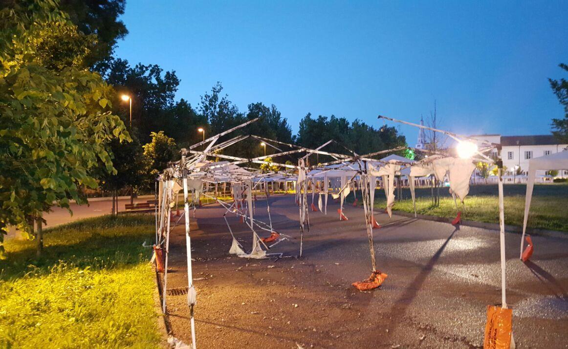 Modena, gazebo e cassonetti a fuoco nella notte  