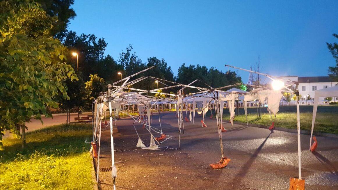 Modena, gazebo e cassonetti a fuoco nella notte