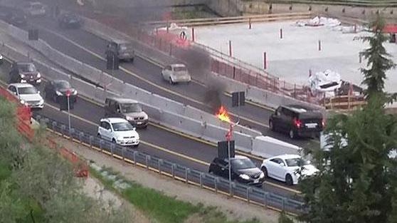 la moto in fiamme: foto da Sei di Calenzano se