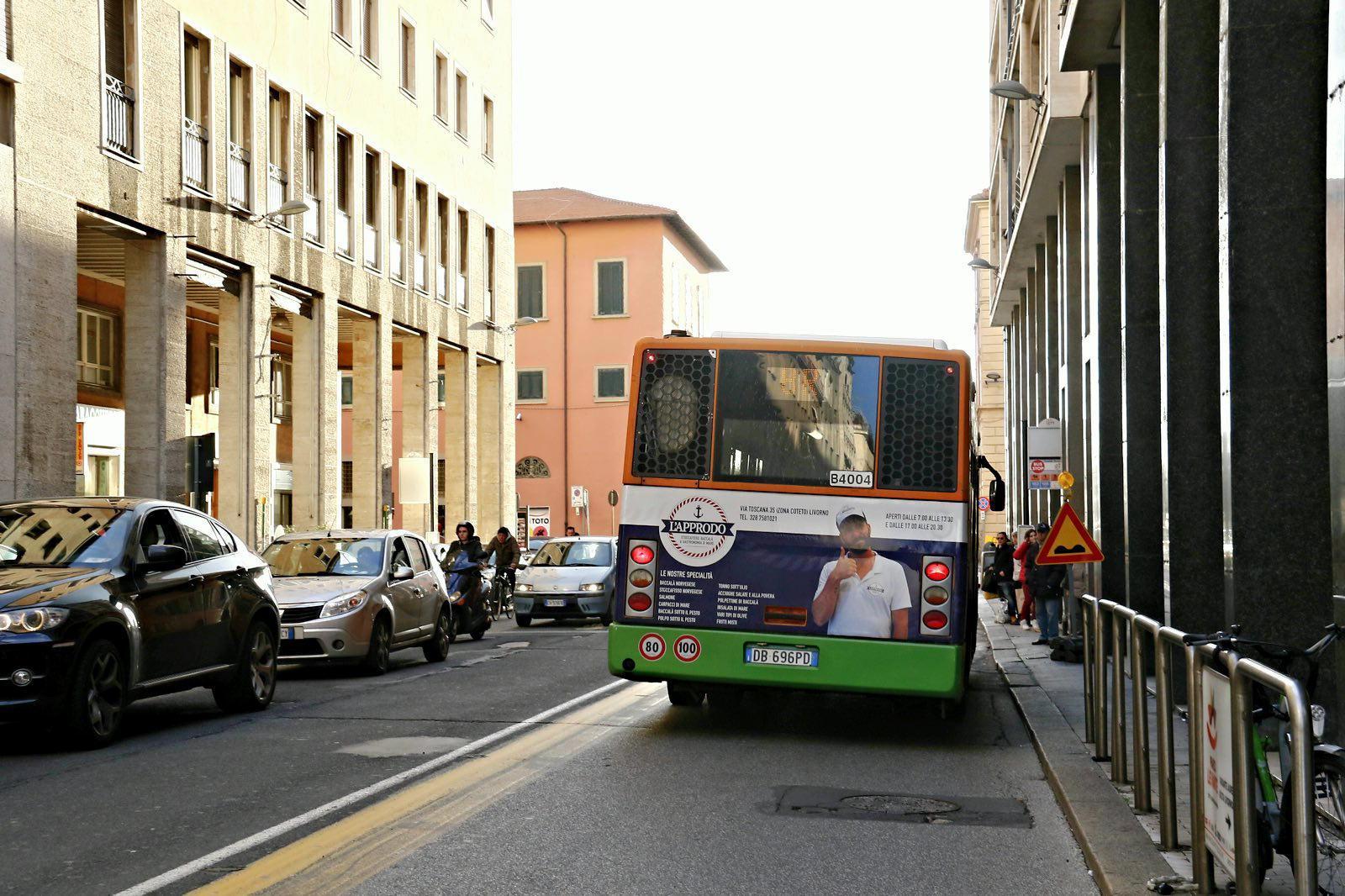 Autista aggredito sull'autobus mentre difende una collega