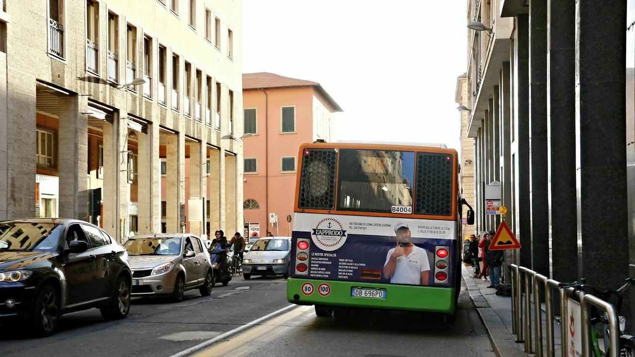 Autista aggredito sull'autobus mentre difende una collega