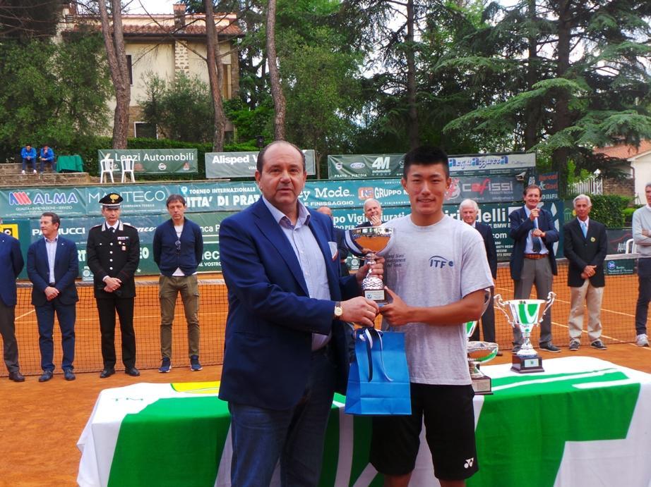 Il presidente Leonardo Pugi premia il tennista Hsu