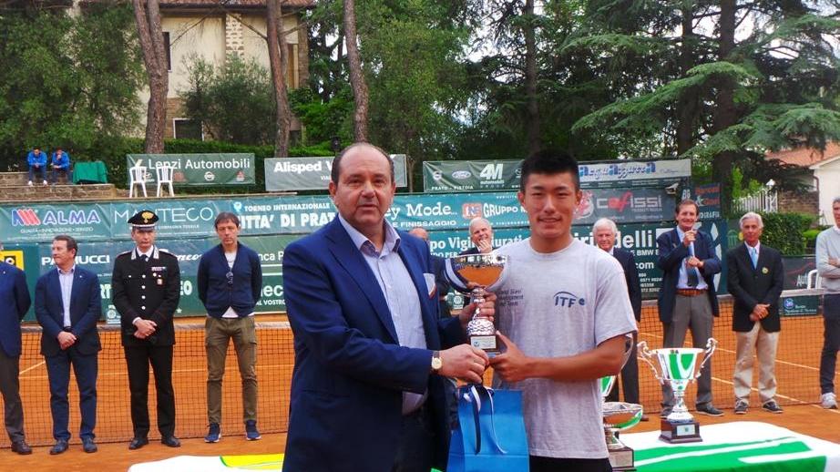 Il presidente Leonardo Pugi premia il tennista Hsu