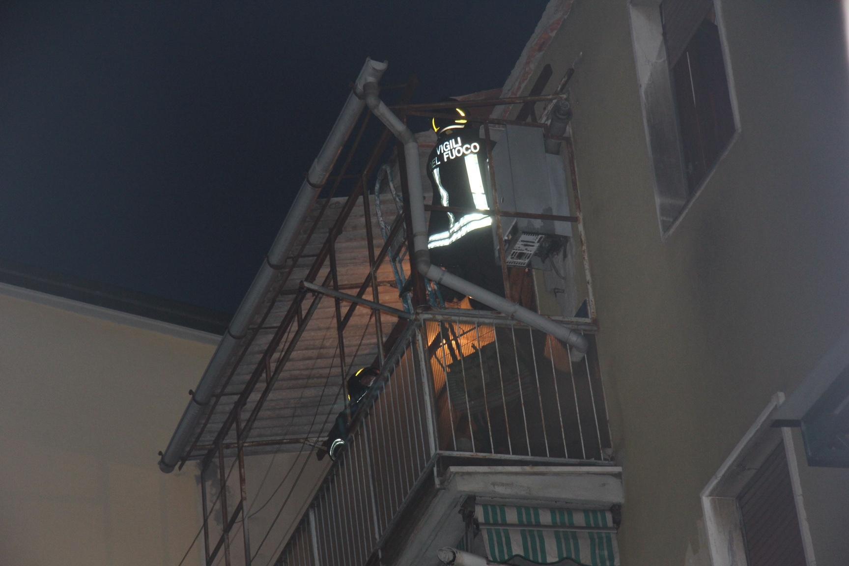 L'intervento dei vigili del fuoco in via Isarco (foto Batavia)