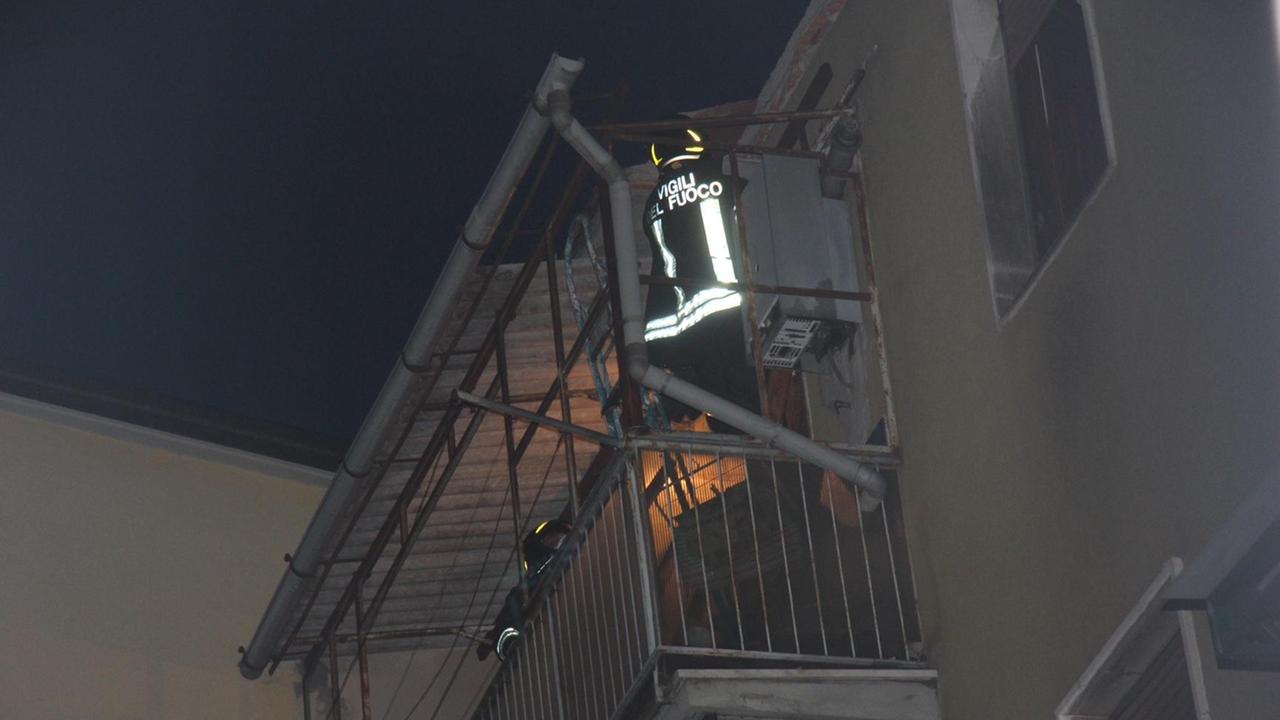 L'intervento dei vigili del fuoco in via Isarco (foto Batavia)