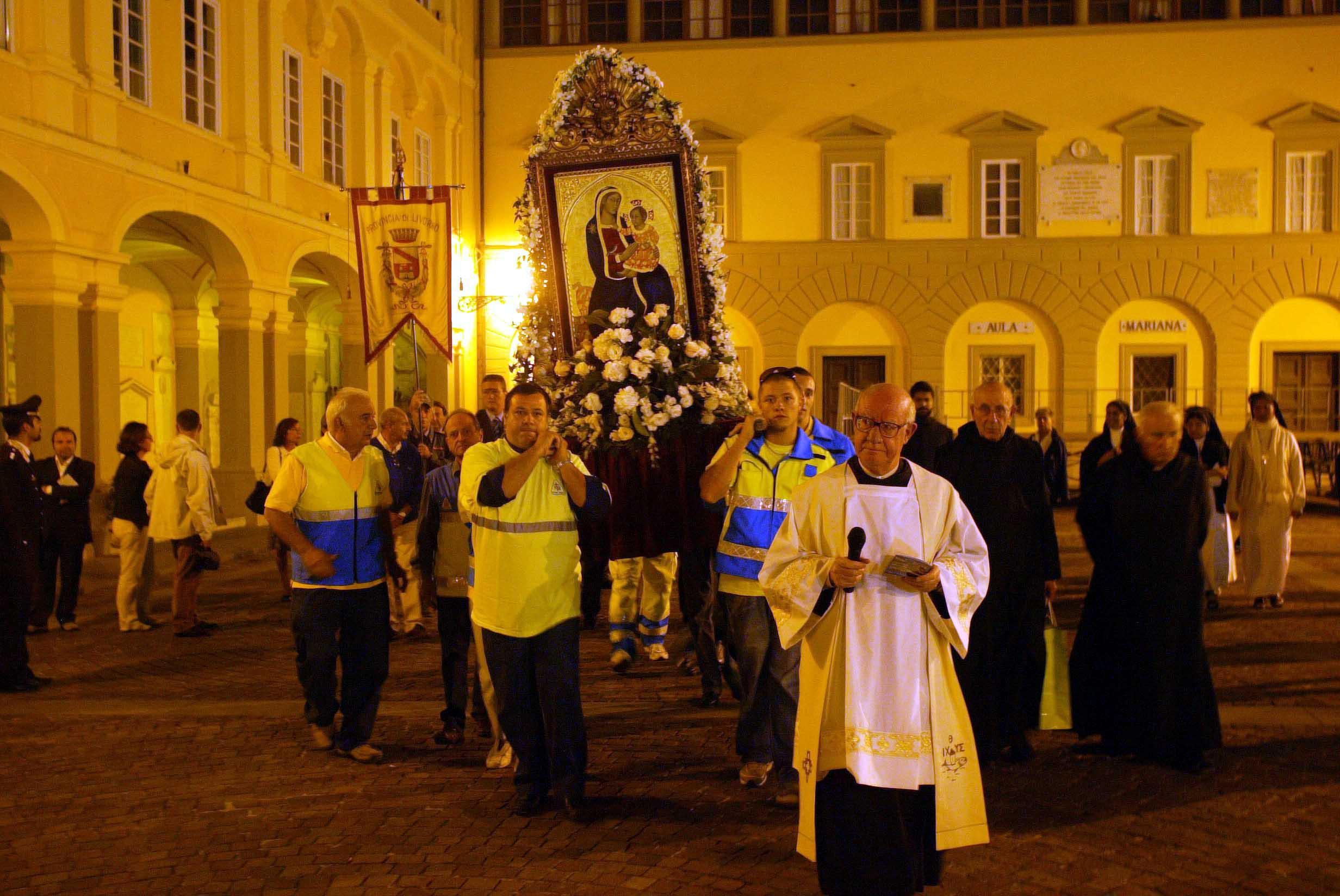 La Madonna davanti al santuario di Montenero
