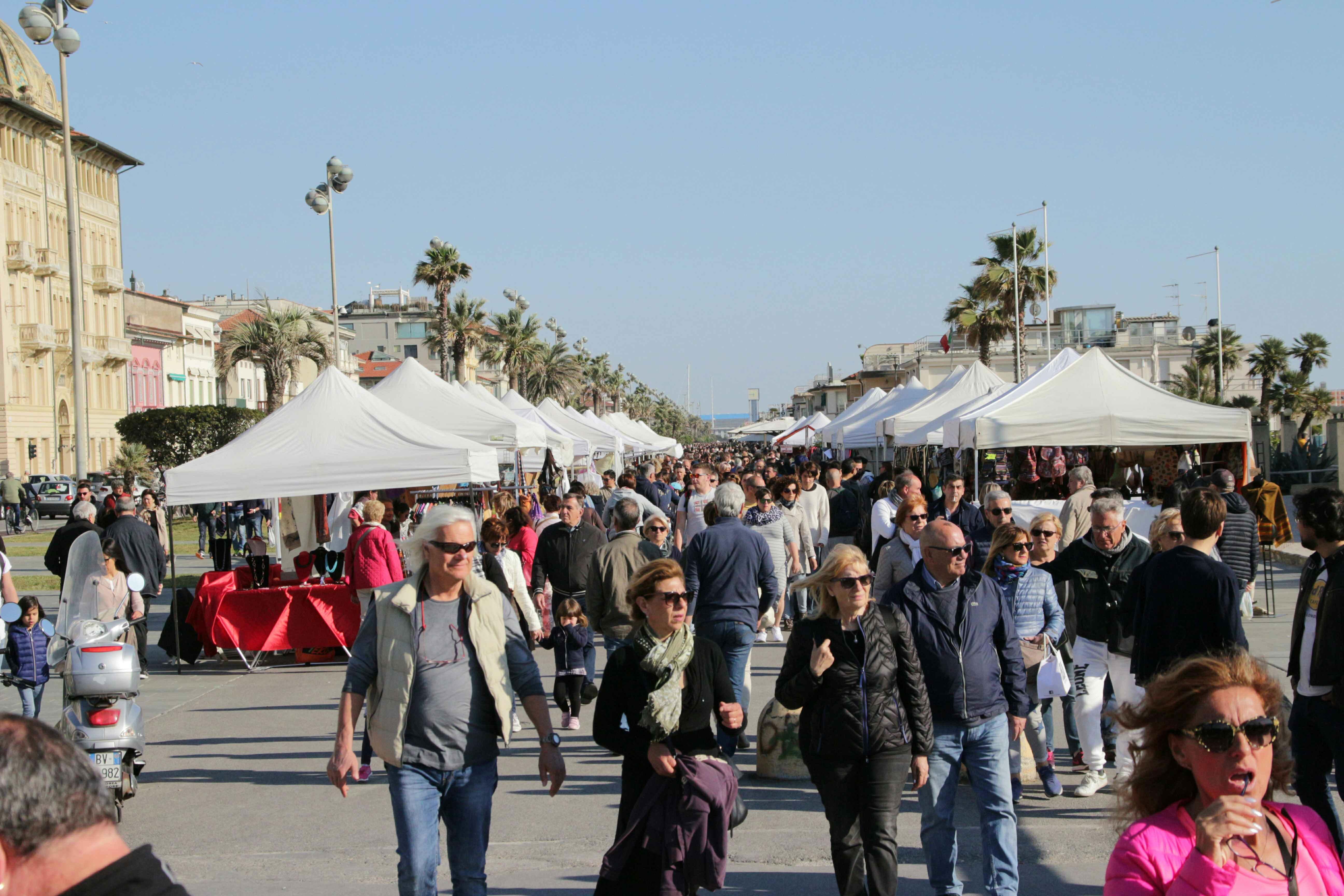 Turisti in Passeggiata a Viareggio