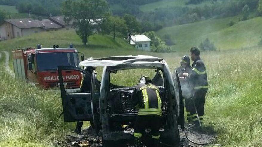 Si ustiona per spegnere l’auto a fuoco