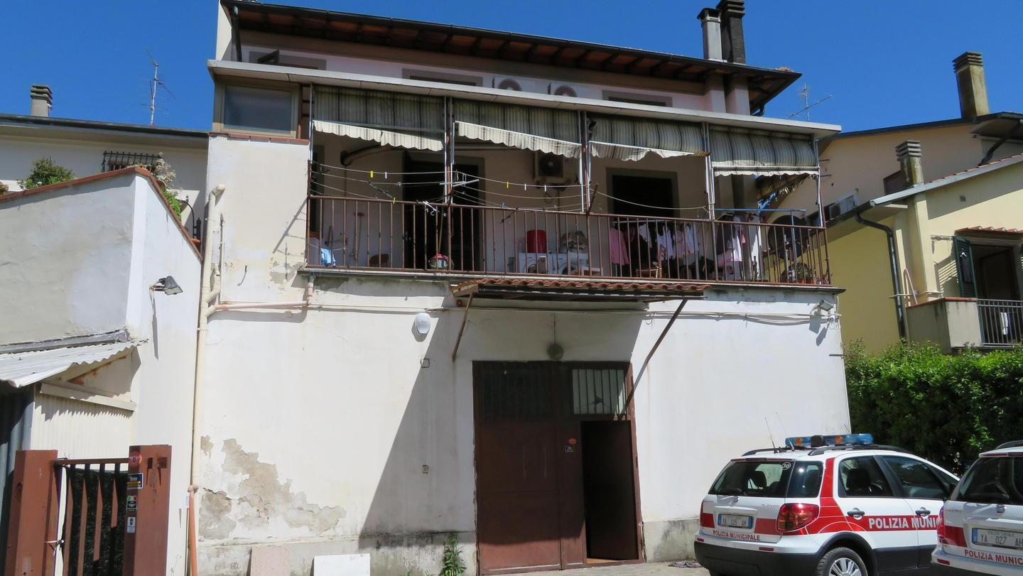 Operai irregolari nel villino-confezione 