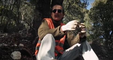 Cala Gonone, da 18 anni pulisce gratis i boschi: la sua vita diventa un film