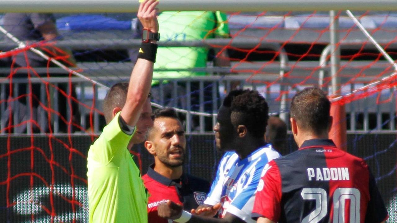 In tribuna ospiti 100 migranti