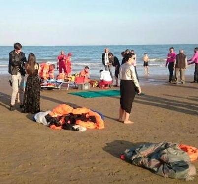 Precipita in spiaggia col paracadute 