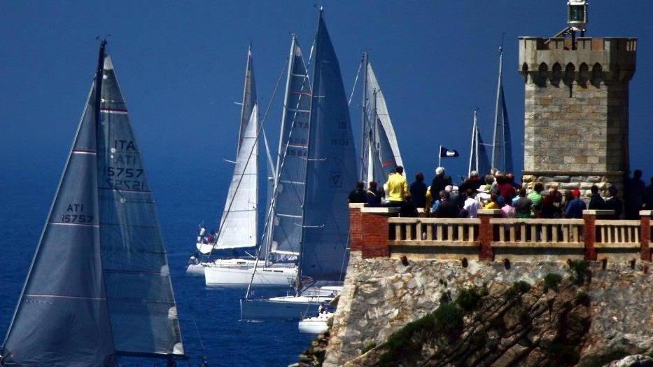 Vele, mare e spettacolo con la regata 100 di Montecristo