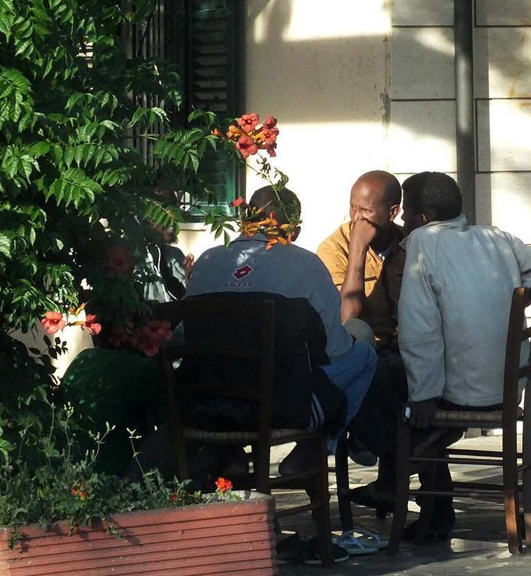 I migranti traslocano dall’hotel “5 Lecci” 