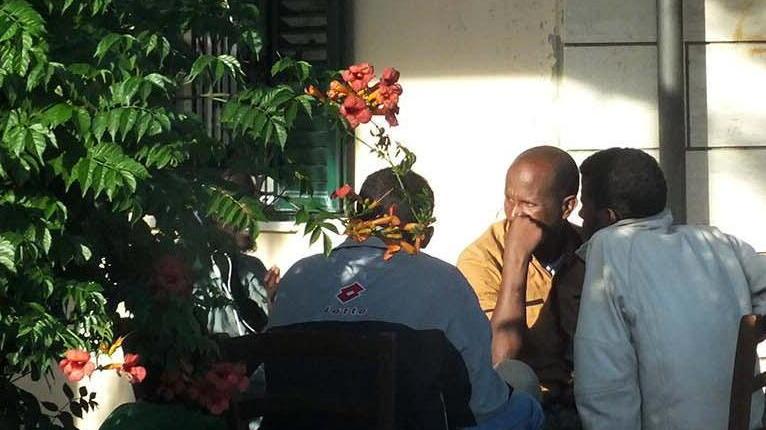 I migranti traslocano dall’hotel “5 Lecci”