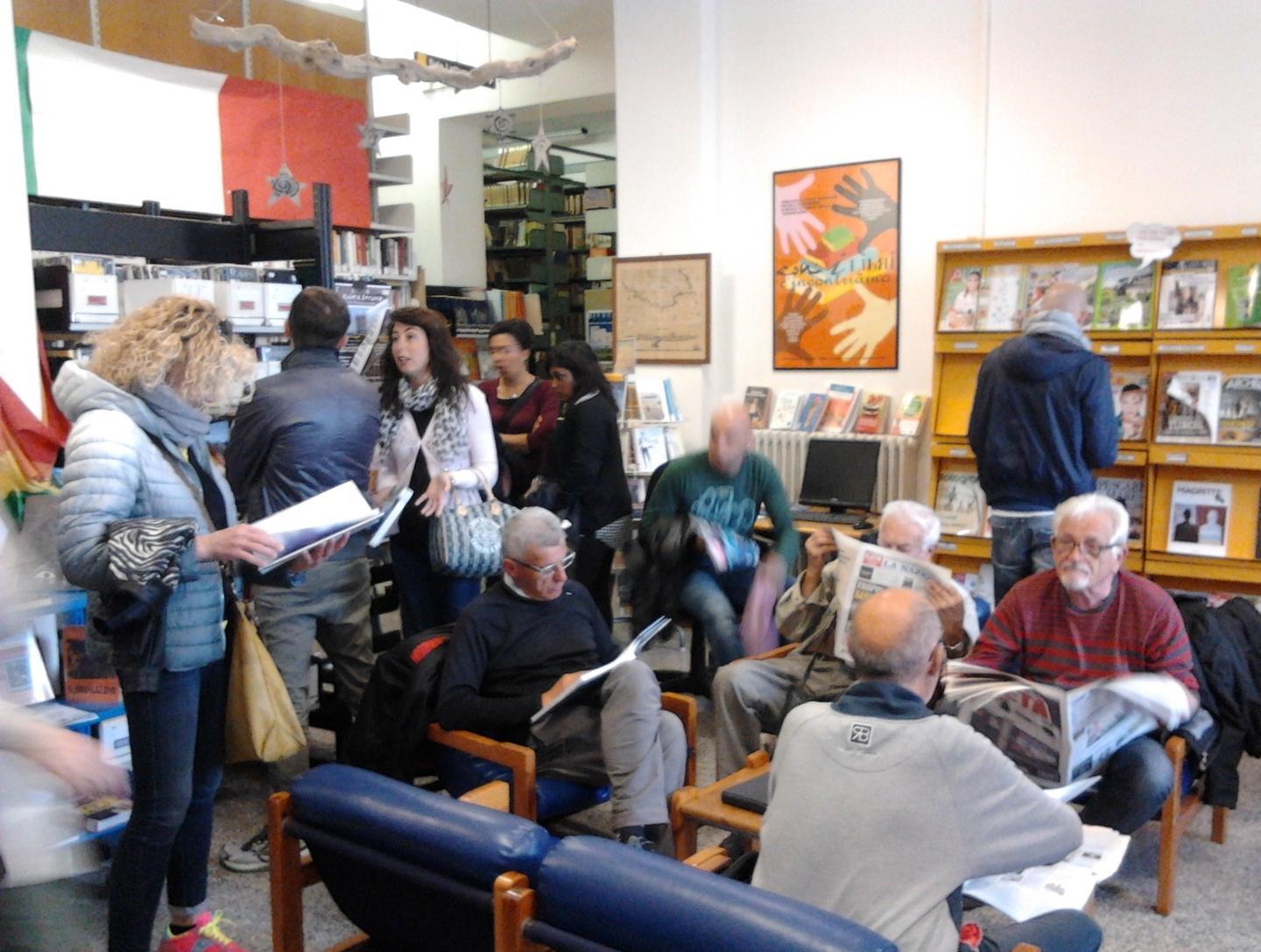 Lettura itinerante a Baratti: «Se nel bosco s’incontra un lupo»