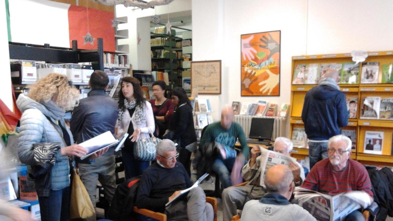 Lettura itinerante a Baratti: «Se nel bosco s’incontra un lupo»