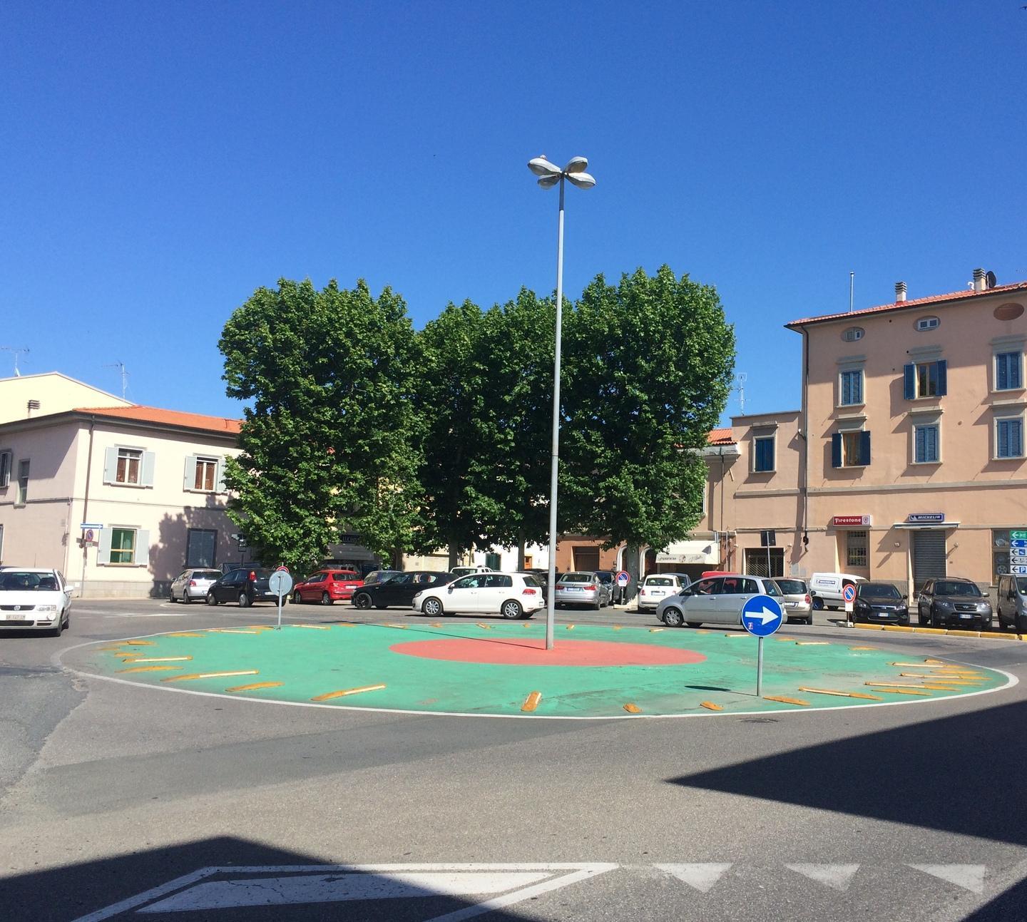 Rotatoria, cambio di look con installazione artistica 
