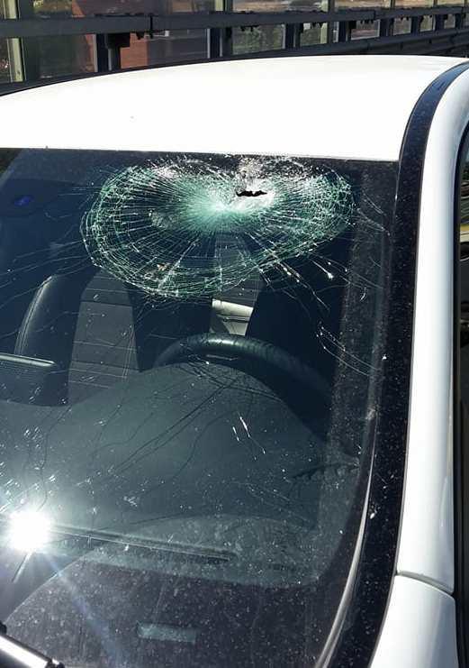 Sassi dal cavalcavia sull’auto della candidata 