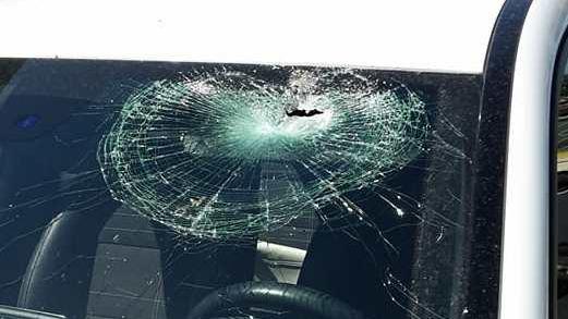 Sassi dal cavalcavia sull’auto della candidata