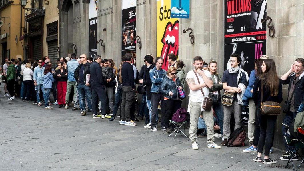 Biglietti sold out lucchesi in coda anche per 8 ore