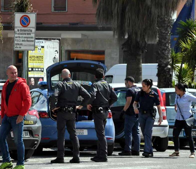 I residenti: «Zero controlli» Sta meglio il ferito nella rissa
