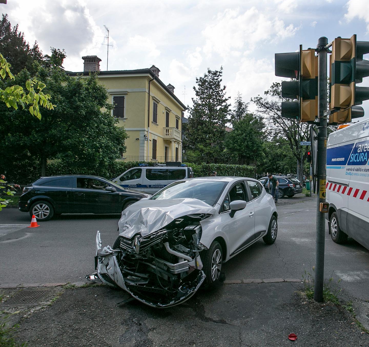 Schianto, due auto distrutte  all’incrocio Moreali-Valdrighi
