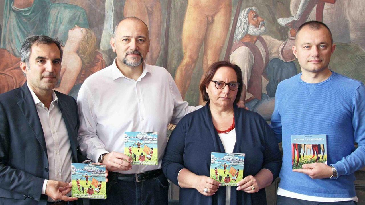 Un libro sul palio in calzamaglia per far beneficenza