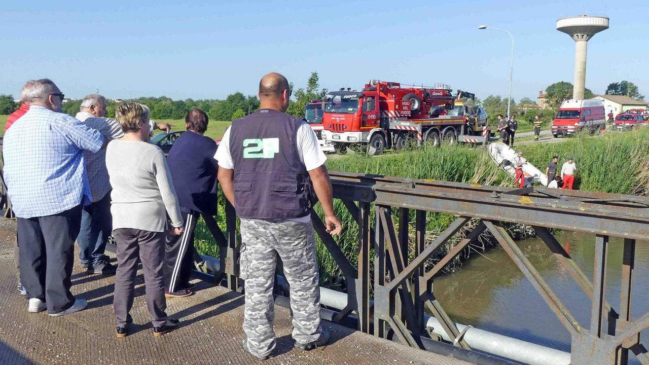 Paura per l’auto nel canale Ma il conducente è a letto