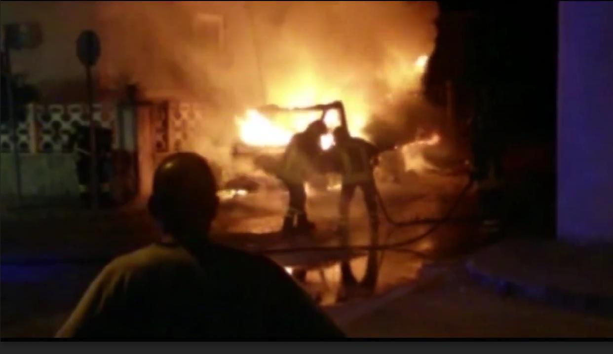Sorso, camper in fiamme di fronte a una casa: famiglia evacuata 