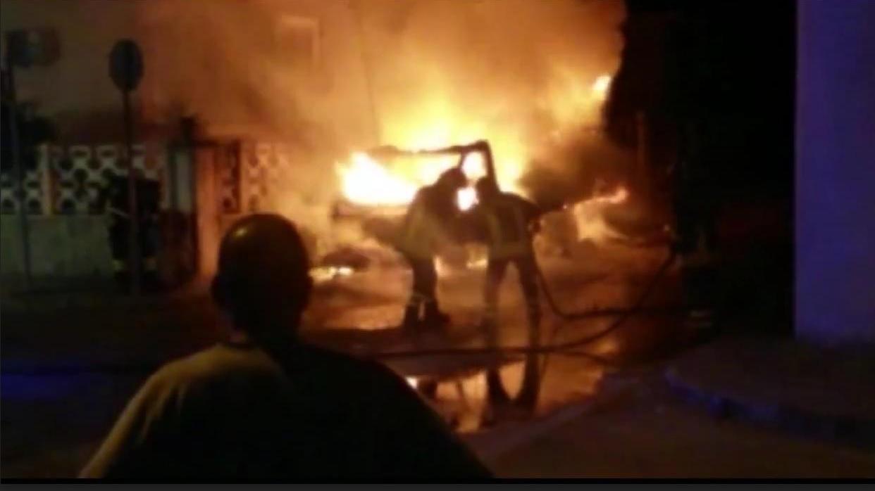 Sorso, camper in fiamme di fronte a una casa: famiglia evacuata 