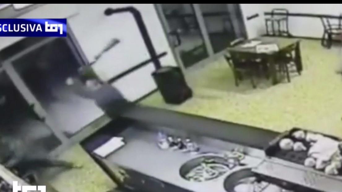 Igor, le immagini choc dell’assalto mortale al bar