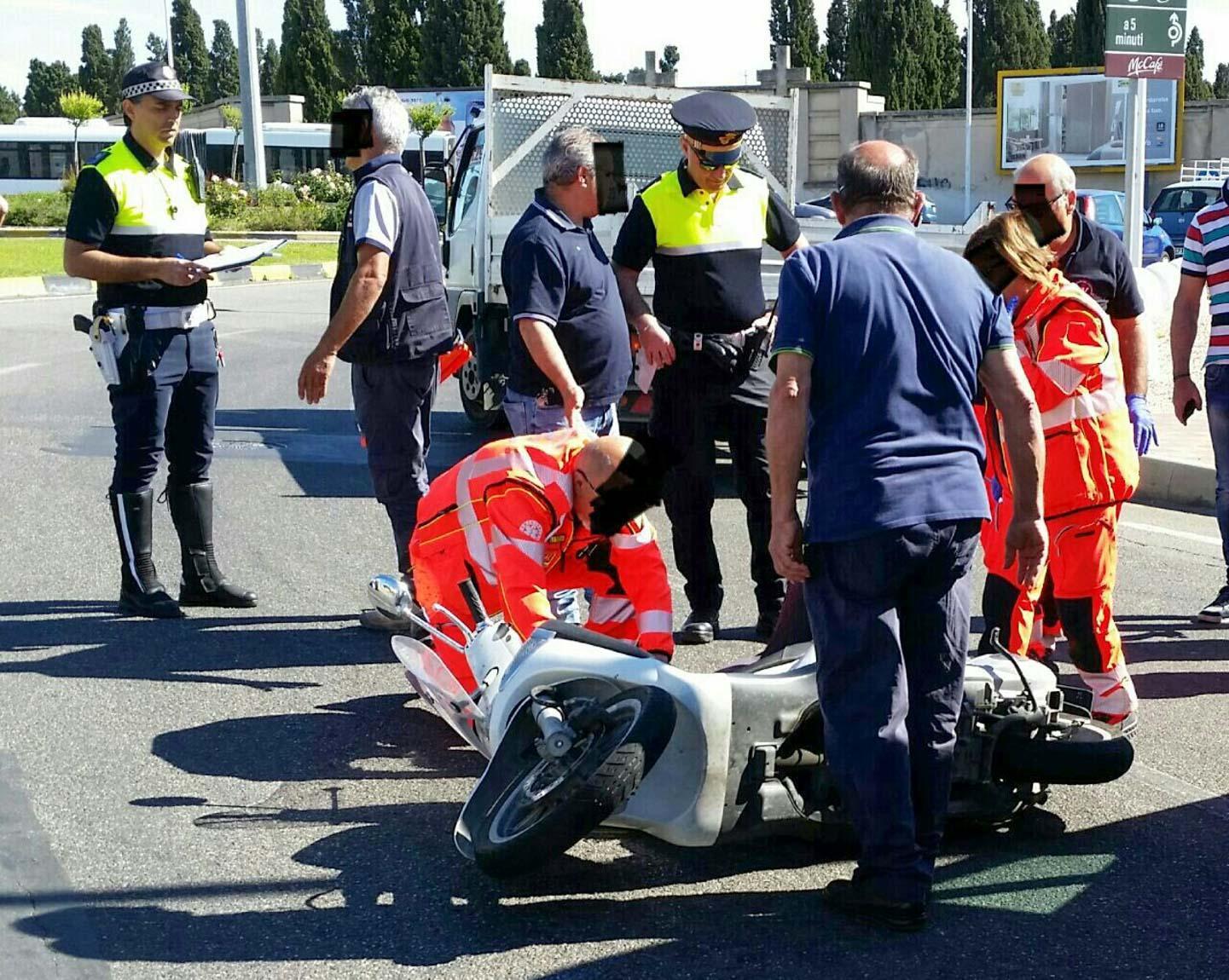 Il soccorso al motociclista ferito (foto Mario Rosas)