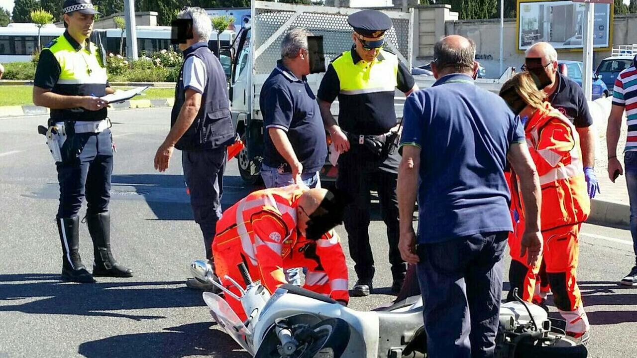 Il soccorso al motociclista ferito (foto Mario Rosas)