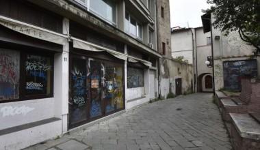 Piazza san Francesco, ex ristorante imbrattato (foto Bf)