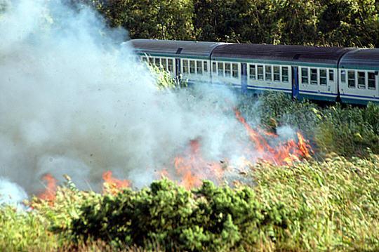 Un incendio vicino alla ferrovia (archivio)