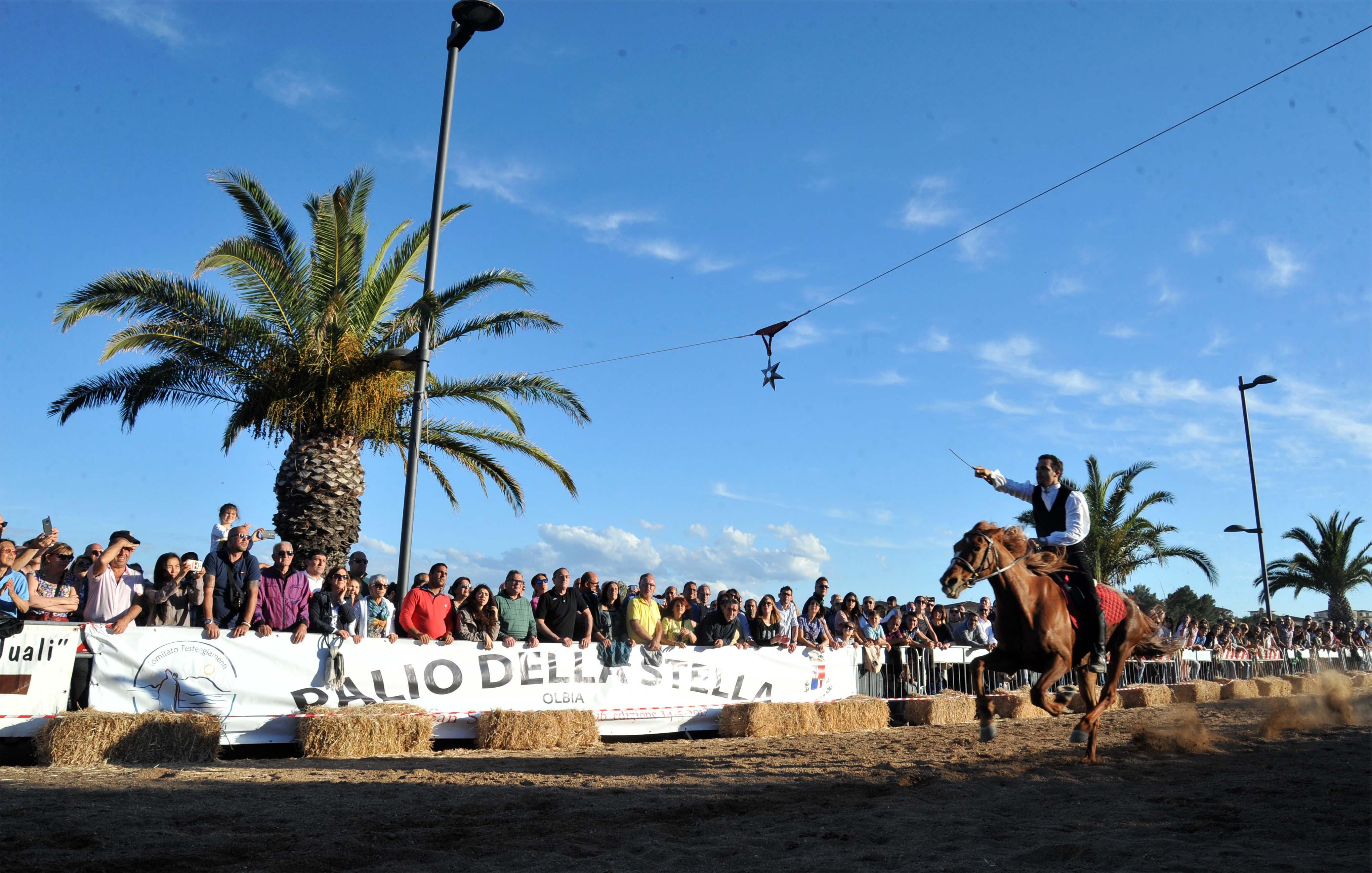 La corsa all'anello durante la festa di San Simplicio a Olbia