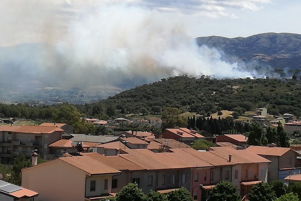 Ettari in fumo nell’isola interviene un Canadair 