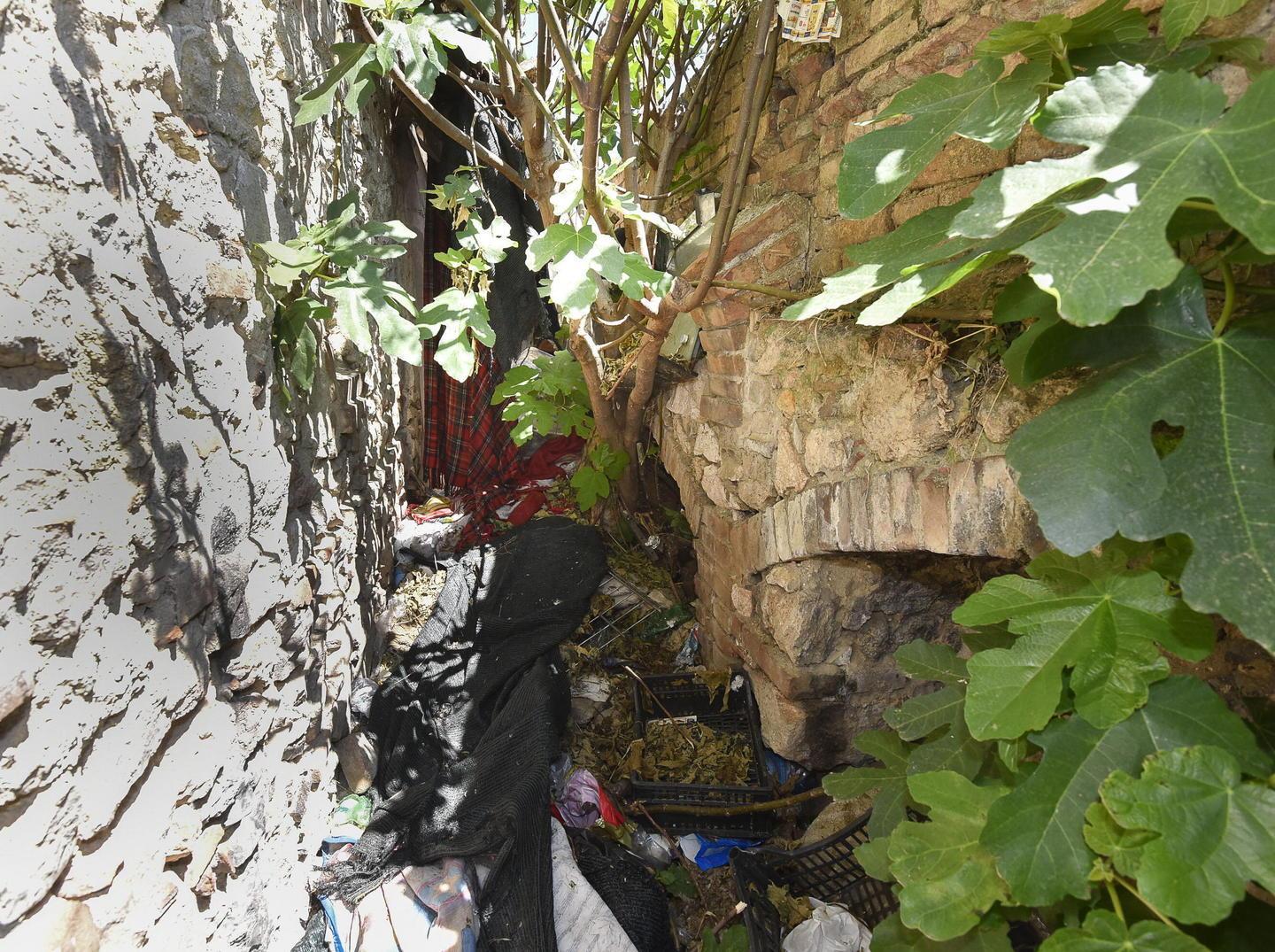 Un tugurio ricavato ai piedi del muraglione 