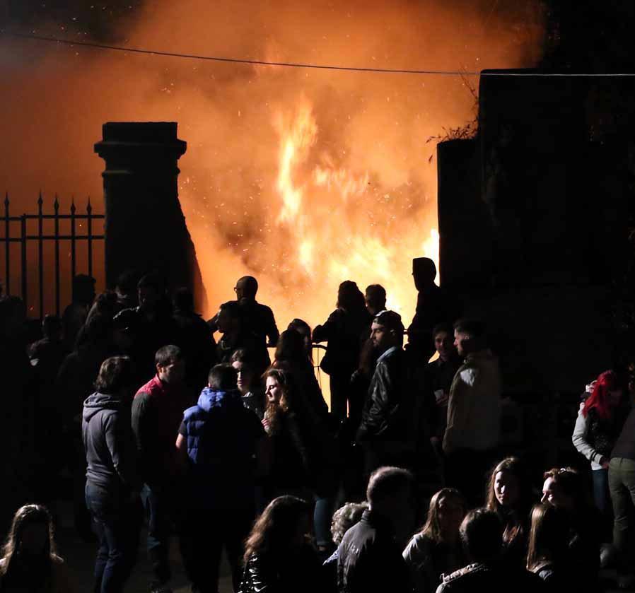 Pariana illuminata dalla fiamma per il nuovo raccolto 